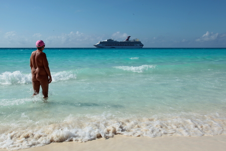 Vrouw op naaktstrand Bahama's ©puurnaturisme