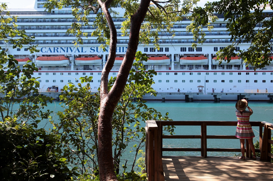 Cruiseschip bij Isla Roatán, Honduras