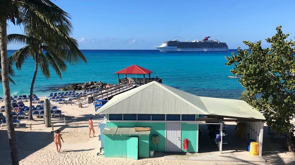 Princess Cays op de Bahama's, met op de achtergrond de Big Nude Boat ©puurnaturisme