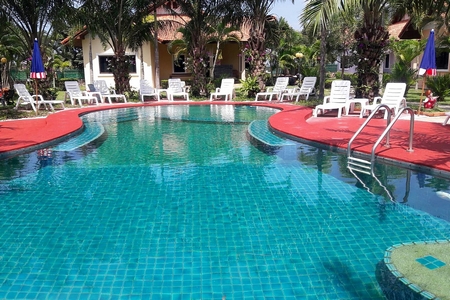 Het grote zwembad van Phuan Naturist Village